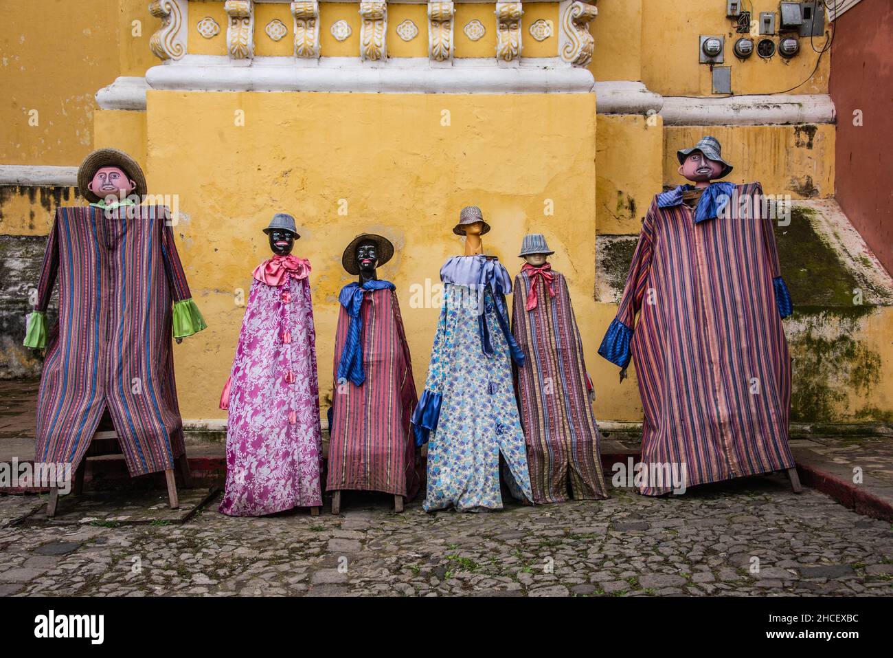 Manichini vestiti tradizionalmente fuori del Convento la Merced, Antigua, Guatemala Foto Stock