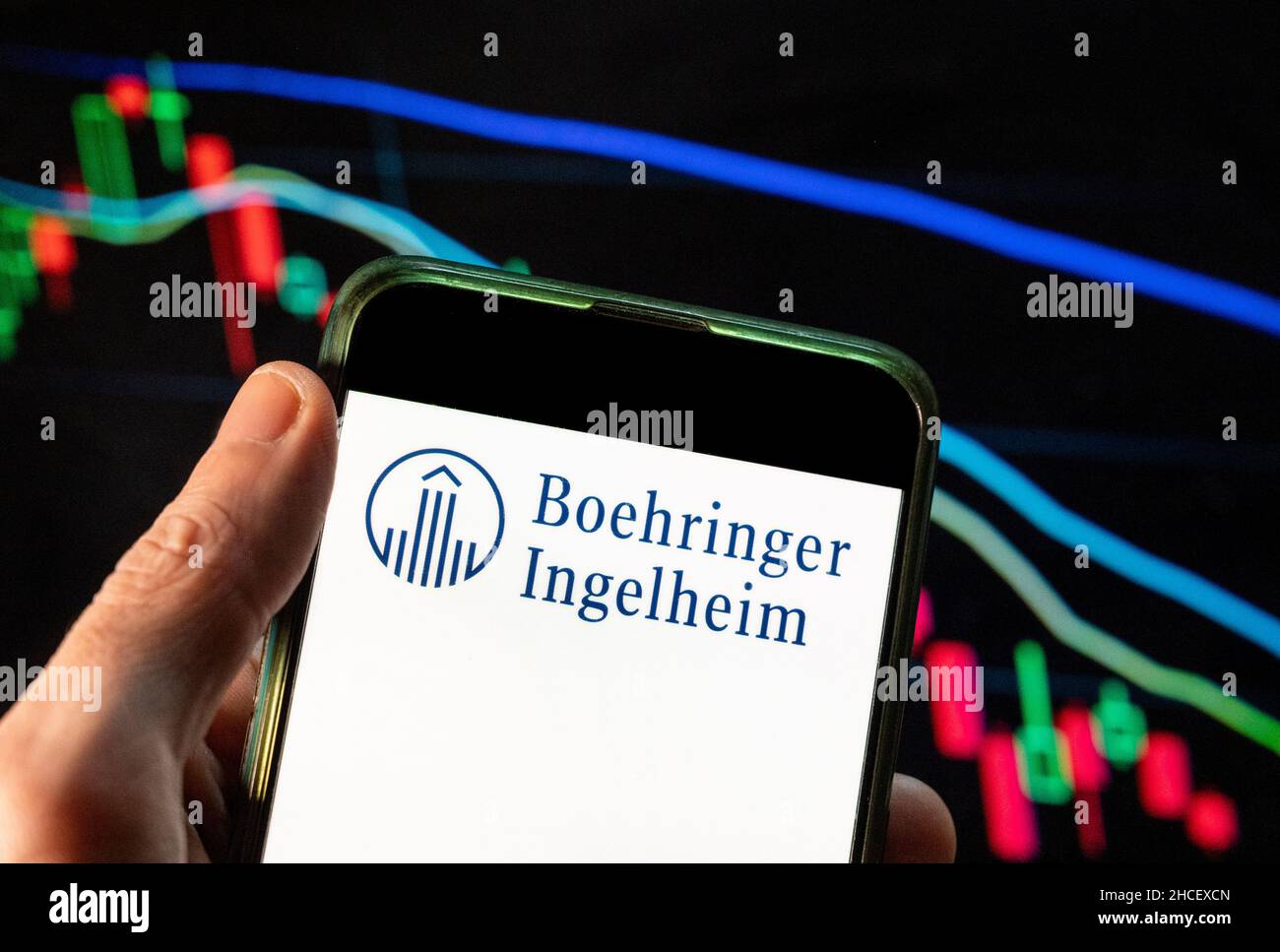Cina. 09th Dic 2021. In questa foto è illustrato il logo della società farmaceutica tedesca Boehringer Ingelheim, un'azienda farmaceutica guidata dalla ricerca, visualizzato su uno smartphone con un grafico dell'indice delle borse economiche sullo sfondo. (Foto di Budrul Chukrut/SOPA Images/Sipa USA) Credit: Sipa USA/Alamy Live News Foto Stock