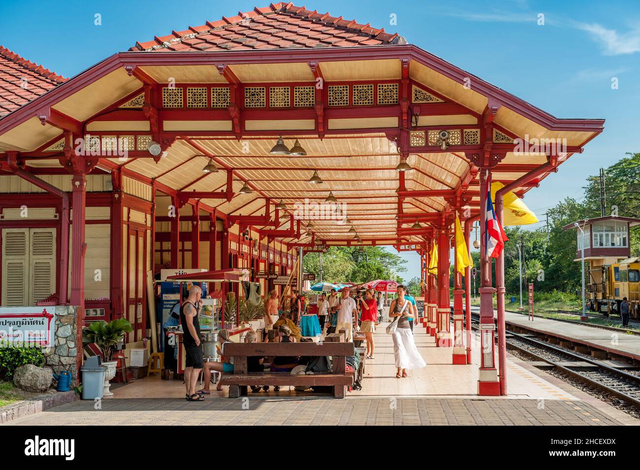 L'iconica stazione ferroviaria di Hua Hin. Hua Hin è un vecchio villaggio di pescatori che è diventato una delle prime e più popolari destinazioni di viaggio in Thailandia. Foto Stock