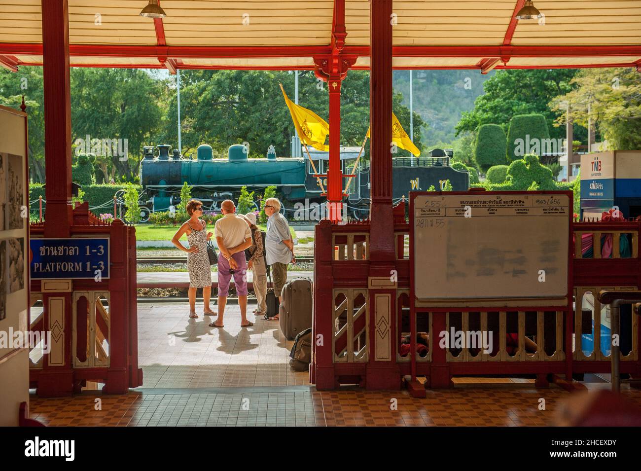 L'iconica stazione ferroviaria di Hua Hin. Hua Hin è un vecchio villaggio di pescatori che è diventato una delle prime e più popolari destinazioni di viaggio in Thailandia. Foto Stock