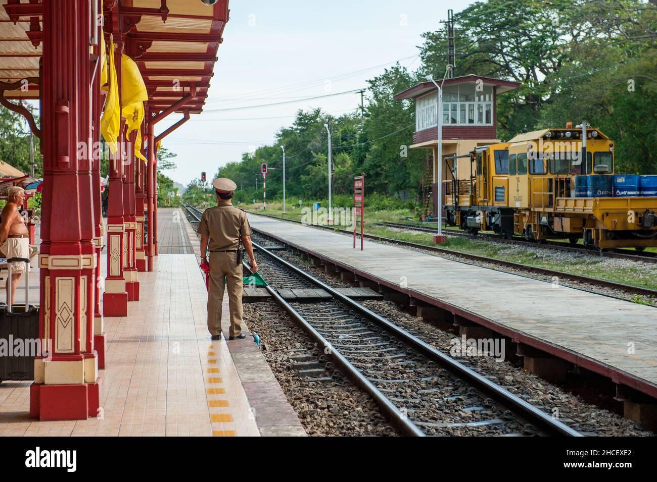 L'iconica stazione ferroviaria di Hua Hin. Hua Hin è un vecchio villaggio di pescatori che è diventato una delle prime e più popolari destinazioni di viaggio in Thailandia. Foto Stock