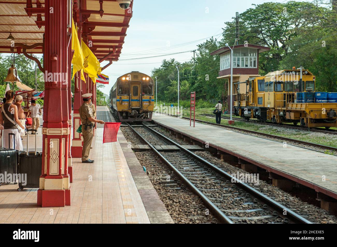 L'iconica stazione ferroviaria di Hua Hin. Hua Hin è un vecchio villaggio di pescatori che è diventato una delle prime e più popolari destinazioni di viaggio in Thailandia. Foto Stock