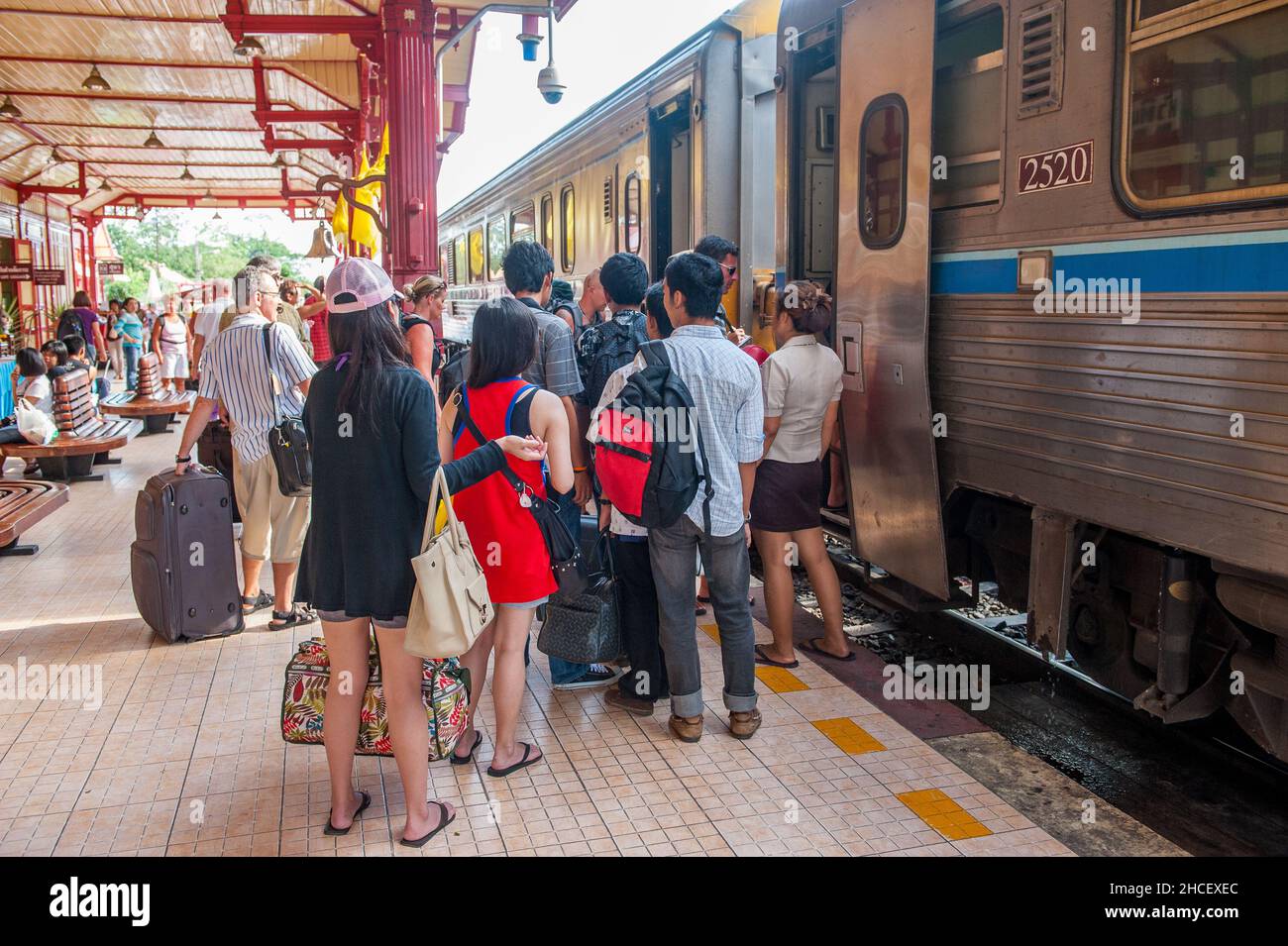 L'iconica stazione ferroviaria di Hua Hin. Hua Hin è un vecchio villaggio di pescatori che è diventato una delle prime e più popolari destinazioni di viaggio in Thailandia. Foto Stock