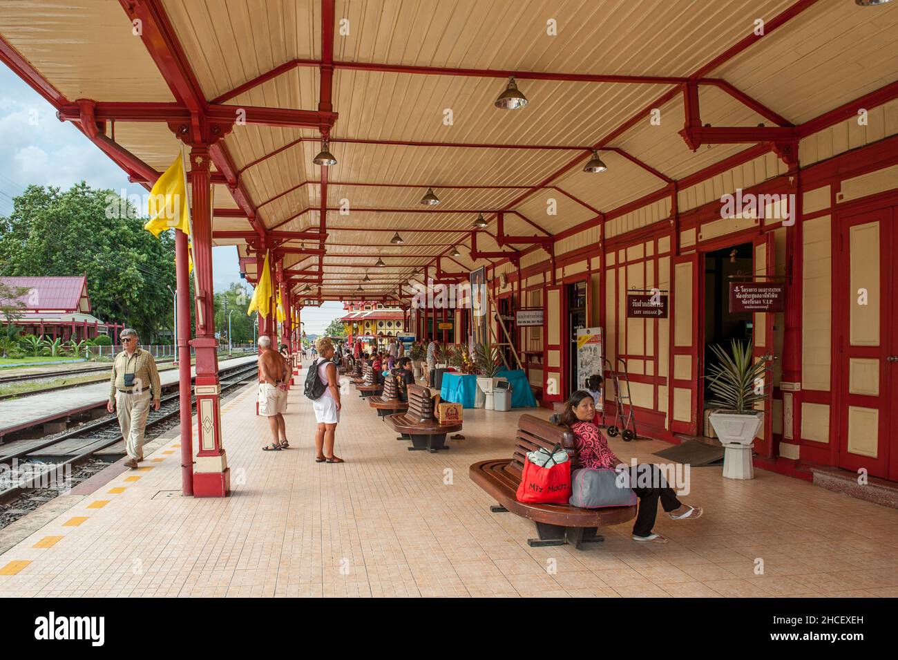 L'iconica stazione ferroviaria di Hua Hin. Hua Hin è un vecchio villaggio di pescatori che è diventato una delle prime e più popolari destinazioni di viaggio in Thailandia. Foto Stock