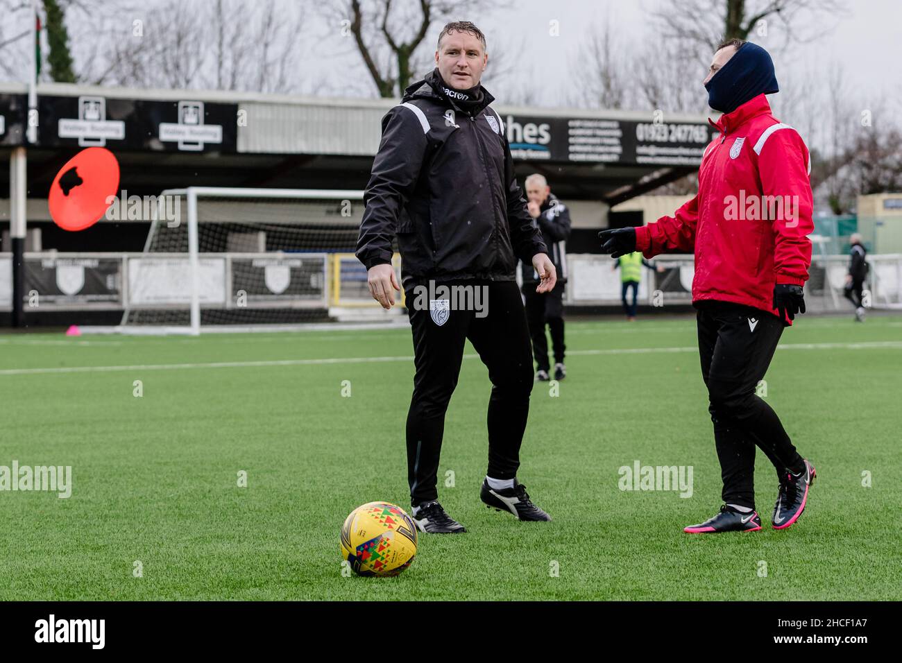 MERTHYR TYDFIL, GALLES - 27 DICEMBRE 2021: Assistente allenatore Steve Williams e Merthyr Towns Kerry Morgan durante la Southern League Premier Division Foto Stock