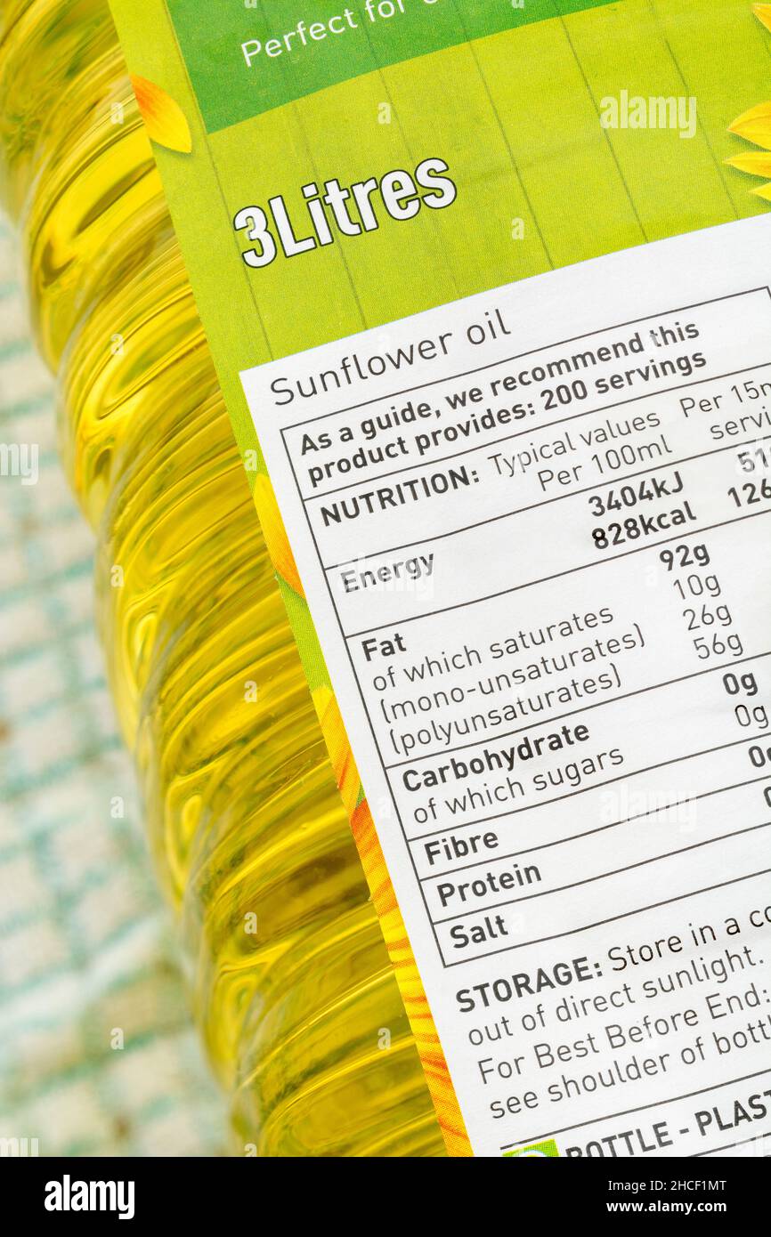 Primo piano dell'etichetta di nutrizione alimentare su una bottiglia di plastica da 3 litri ASDA con etichetta propria di olio di girasole. Per imballaggi alimentari, standard alimentari e informazioni dietetiche nel Regno Unito. Foto Stock