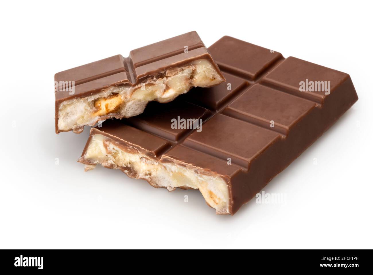 Barretta di cioccolato al latte farcito con latte e riso soffiato isolato su sfondo bianco. Tracciato di ritaglio Foto Stock