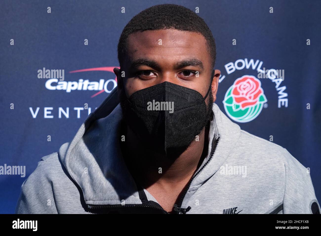 Ohio state Buckeyes Cornerback Cameron Brown indossa una maschera facciale durante una conferenza stampa prima del Rose Bowl, martedì 28 dicembre 2021, a Los Angeles. Foto Stock