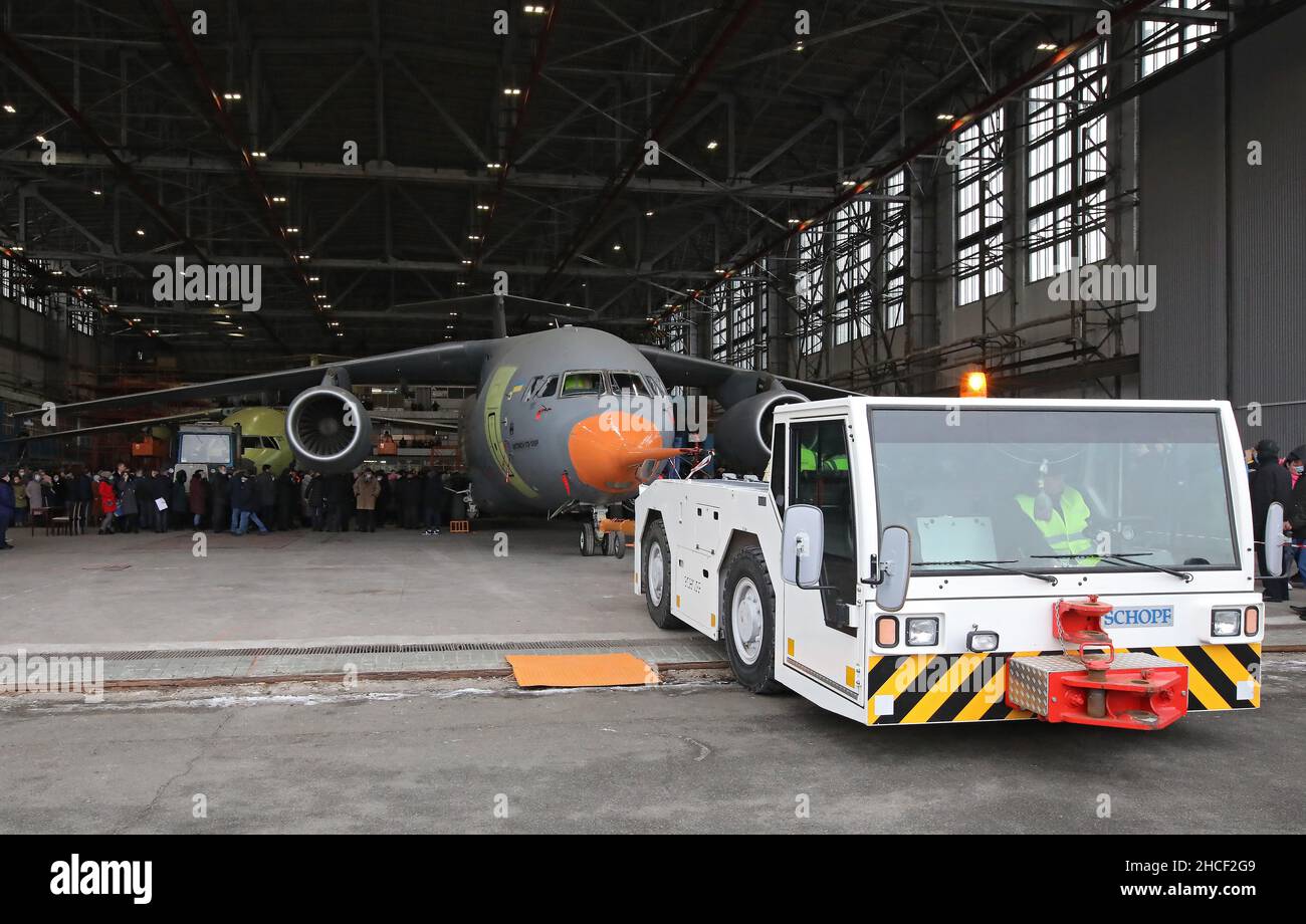 KIEV, UCRAINA - 28 DICEMBRE 2021 - il primo aereo da carico militare AN-178-100P è stato presentato prima dei test di certificazione alla COM Antonov Foto Stock