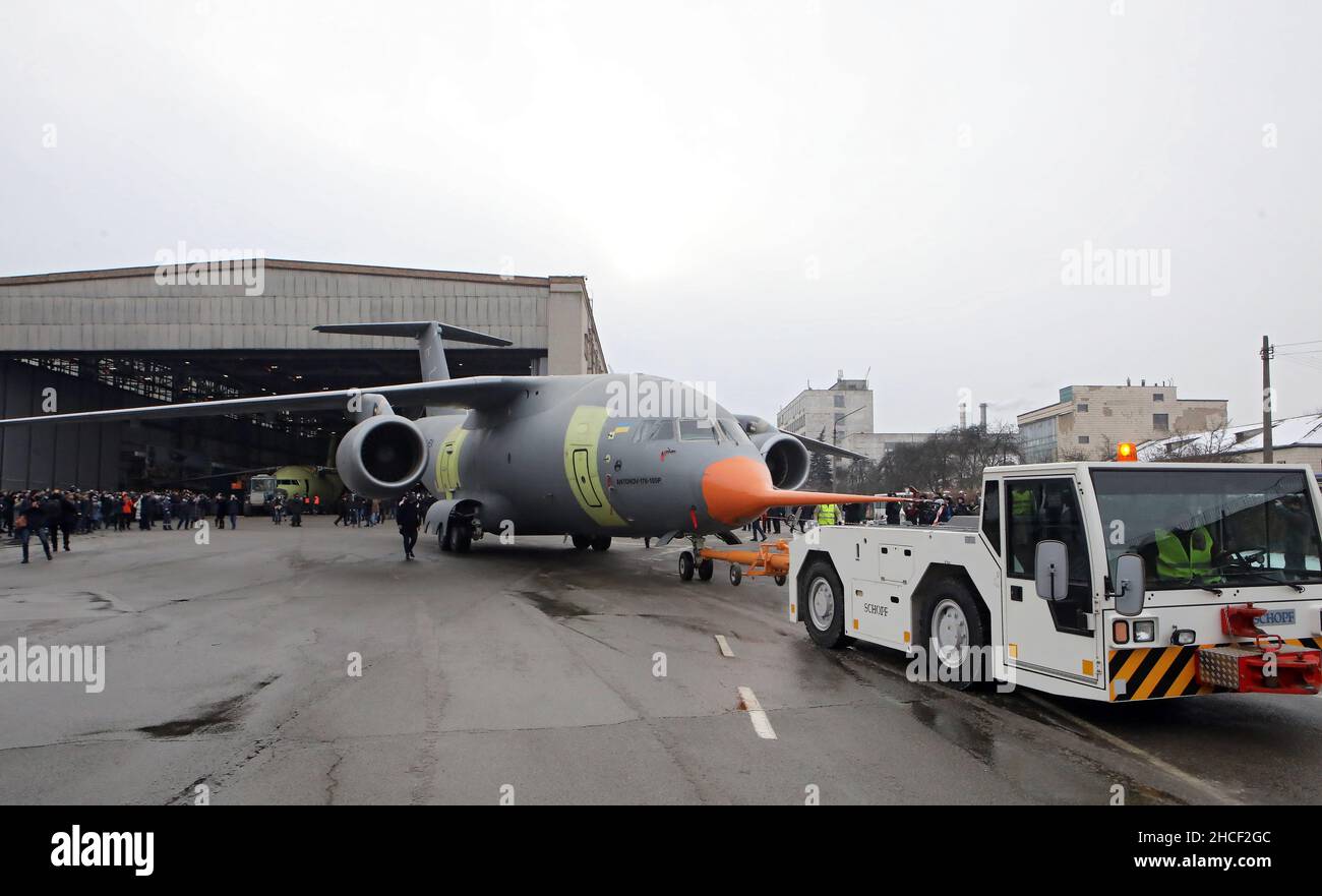 KIEV, UCRAINA - 28 DICEMBRE 2021 - il primo aereo da carico militare AN-178-100P è stato presentato prima dei test di certificazione alla COM Antonov Foto Stock