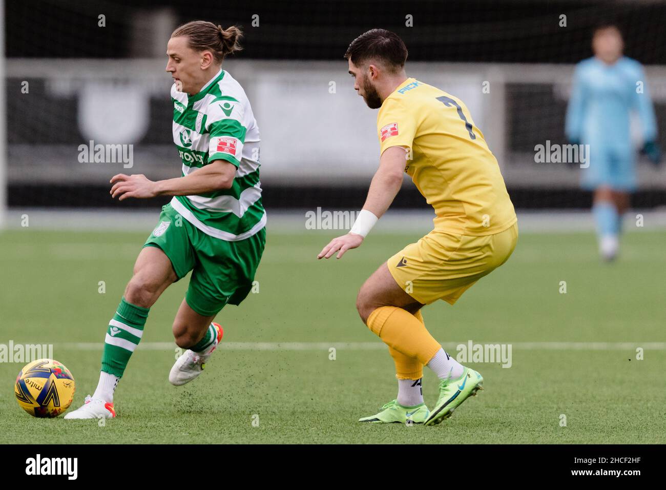 MERTHYR TYDFIL, GALLES - 27 DICEMBRE 2021: Joseph Tumelty di Yate Town e Eliot Richards di Merthyr Towns durante la Southern League Premier Division SO Foto Stock