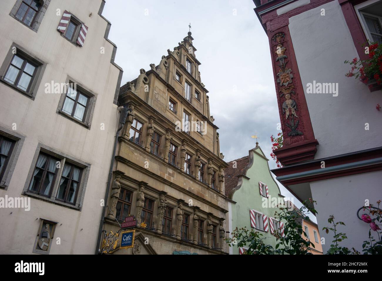 Rothenburg ob Der Tauber, Germania - l'edificio centrale os la Baumeisterhaus, un edificio che raffigura i 7 peccati e le virtù nella forma di figure in pietra Foto Stock