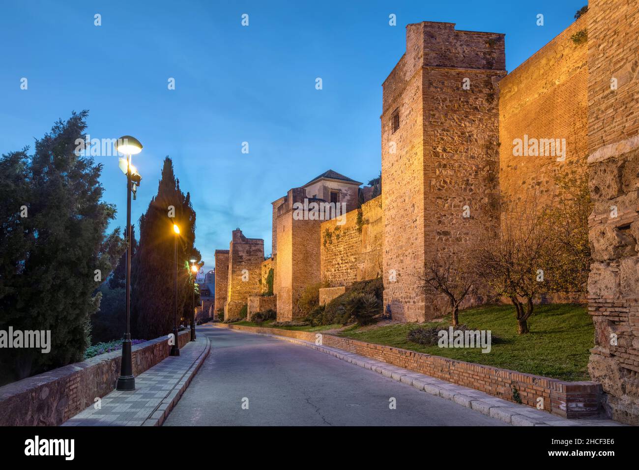 Malaga, Spagna. Vista delle mura illuminate della fortezza di Alcazaba - cittadella medievale moresca Foto Stock