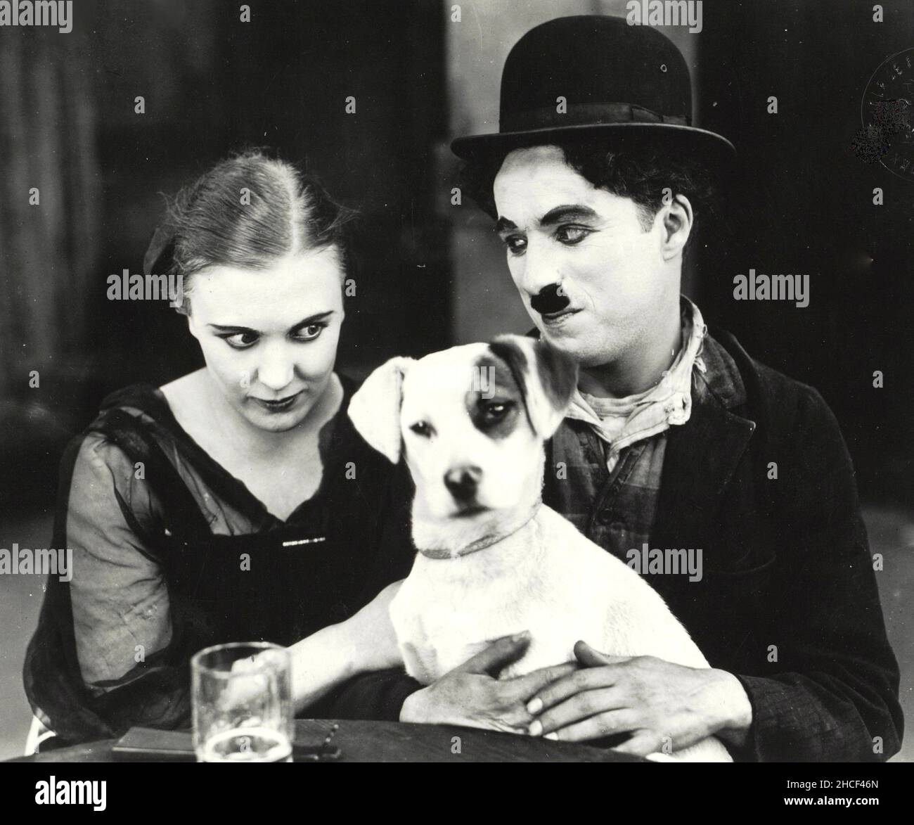Ancora da vita di Un cane che recita Charlie Chaplin, Edna Purviance e scraps del cane - 1918 Foto Stock