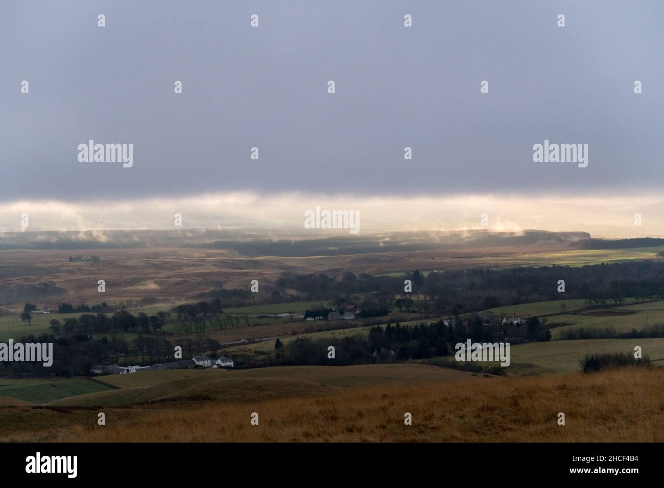 Una linea di nuvole copre il sud delle colline scozzesi in una mattinata d'inverno Foto Stock