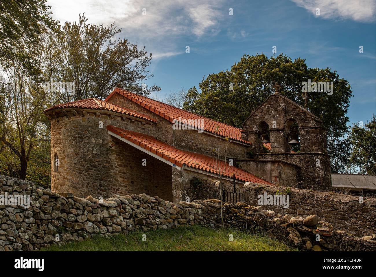 Chiesa romanica dell'Assunzione in Acereda. Foto Stock
