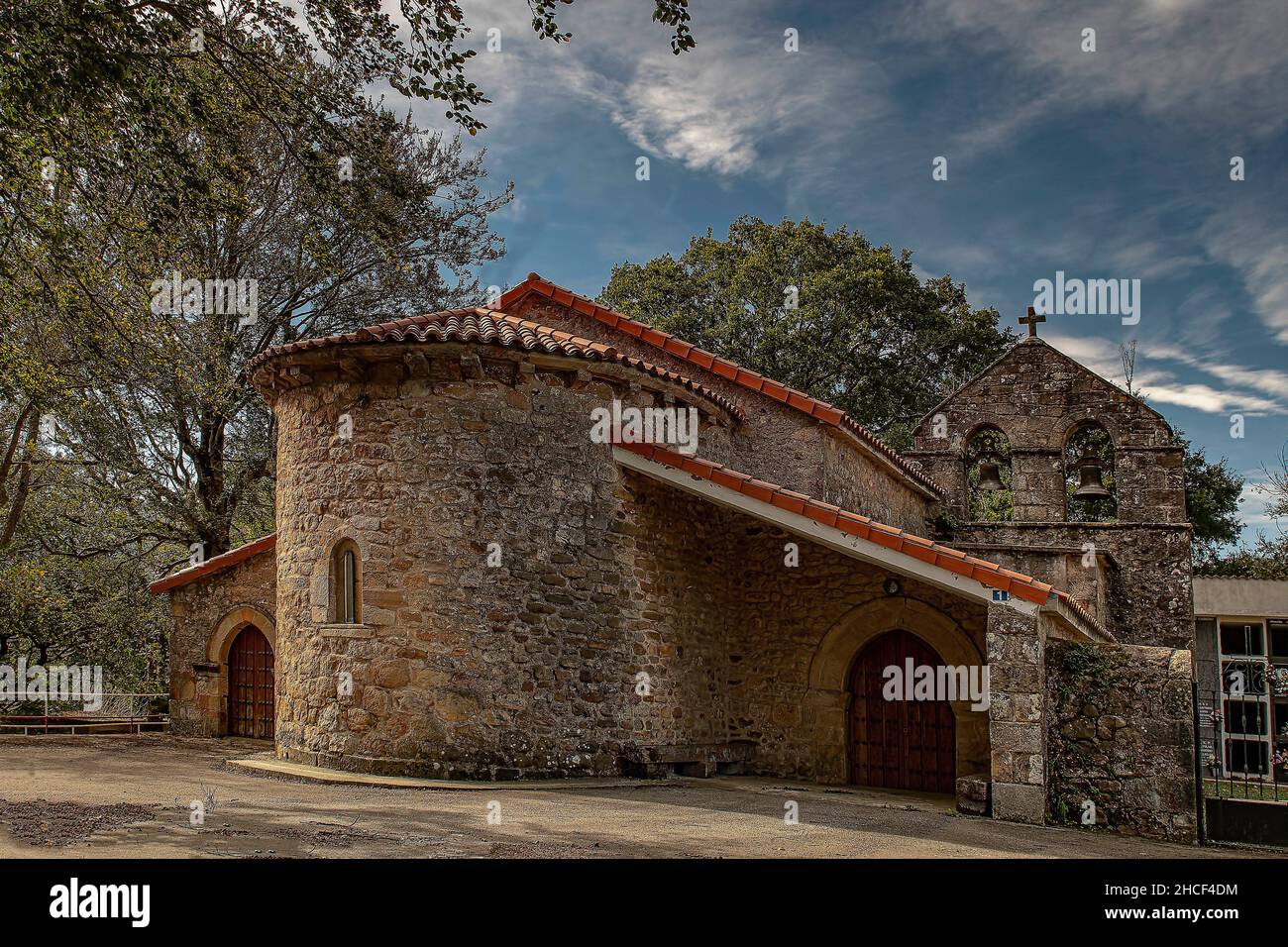 Chiesa romanica dell'Assunzione in Acereda Foto Stock