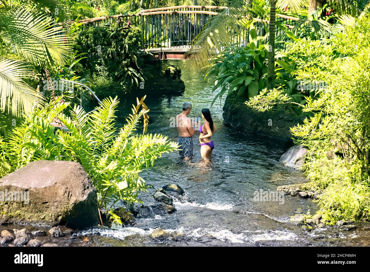 Goditi un fiume caldo alle sorgenti termali di Tabacon, la Fortuna, Costa Rica Foto Stock