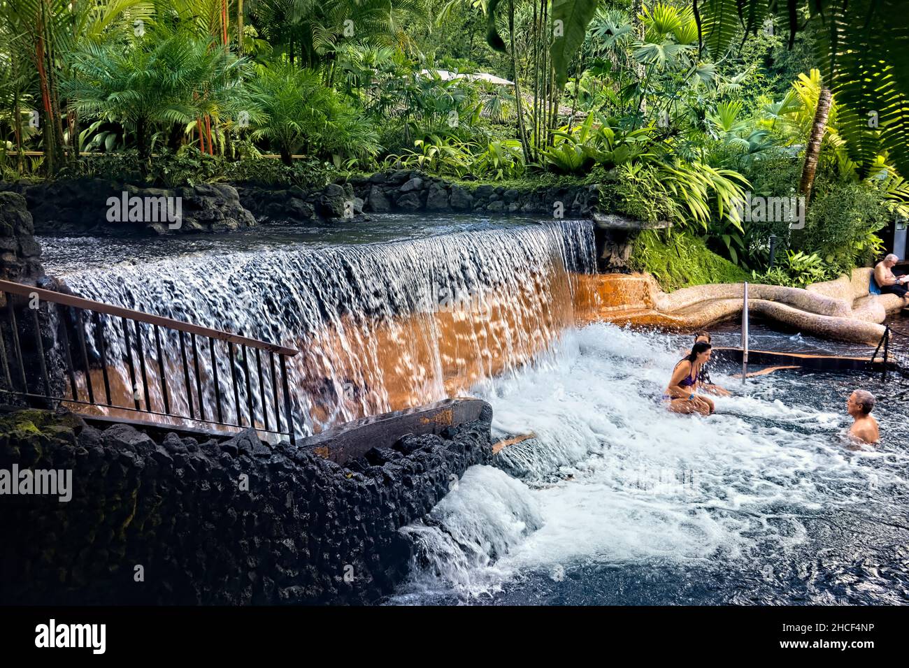Goditi un fiume caldo alle sorgenti termali di Tabacon, la Fortuna, Costa Rica Foto Stock