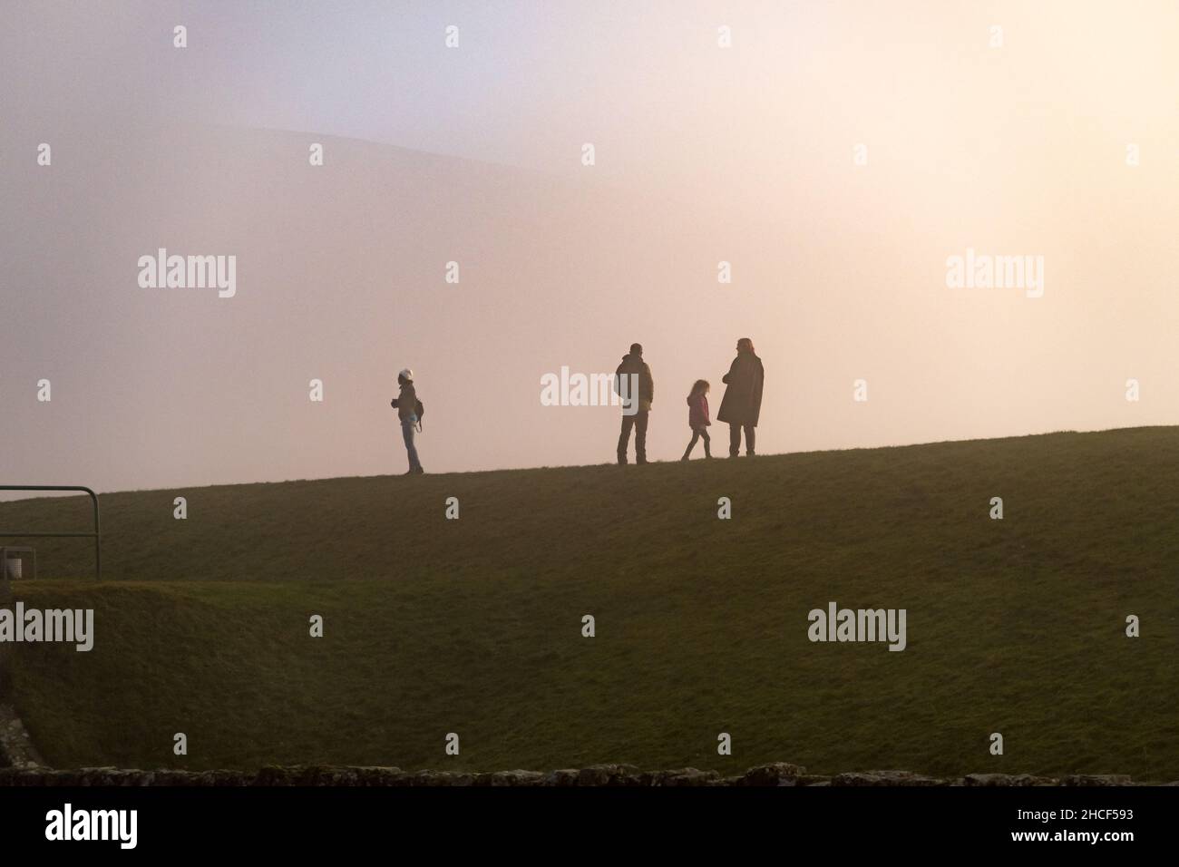 Persone che camminano su un verge erboso in una giornata invernale Foto Stock