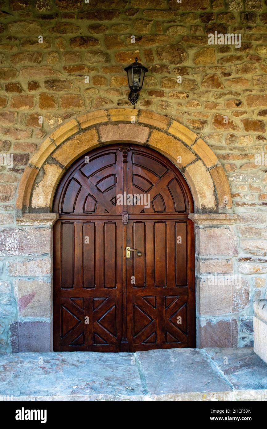 Chiesa romanica di San Cosme e San Damiano a Barcena Pie de Concha. Foto Stock