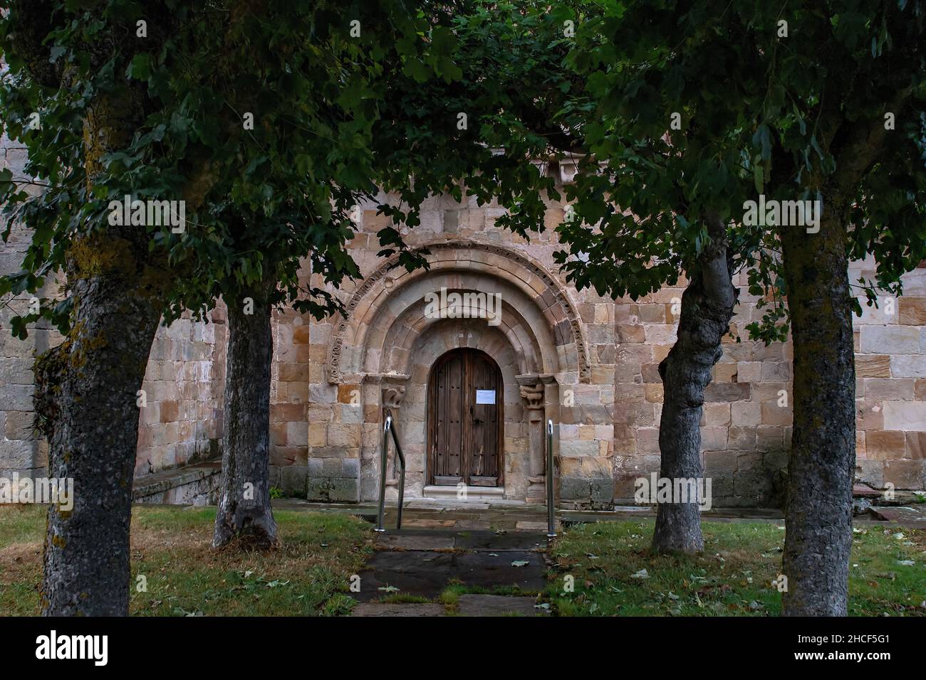 Chiesa romanica di San Cipriano a Bolmir Foto Stock
