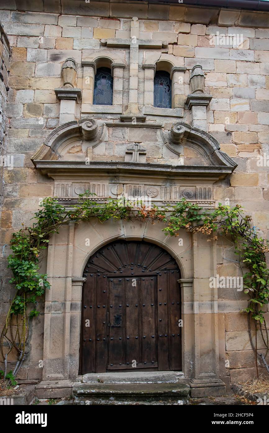 Chiesa romanica di San Martin a Bustillo Foto Stock