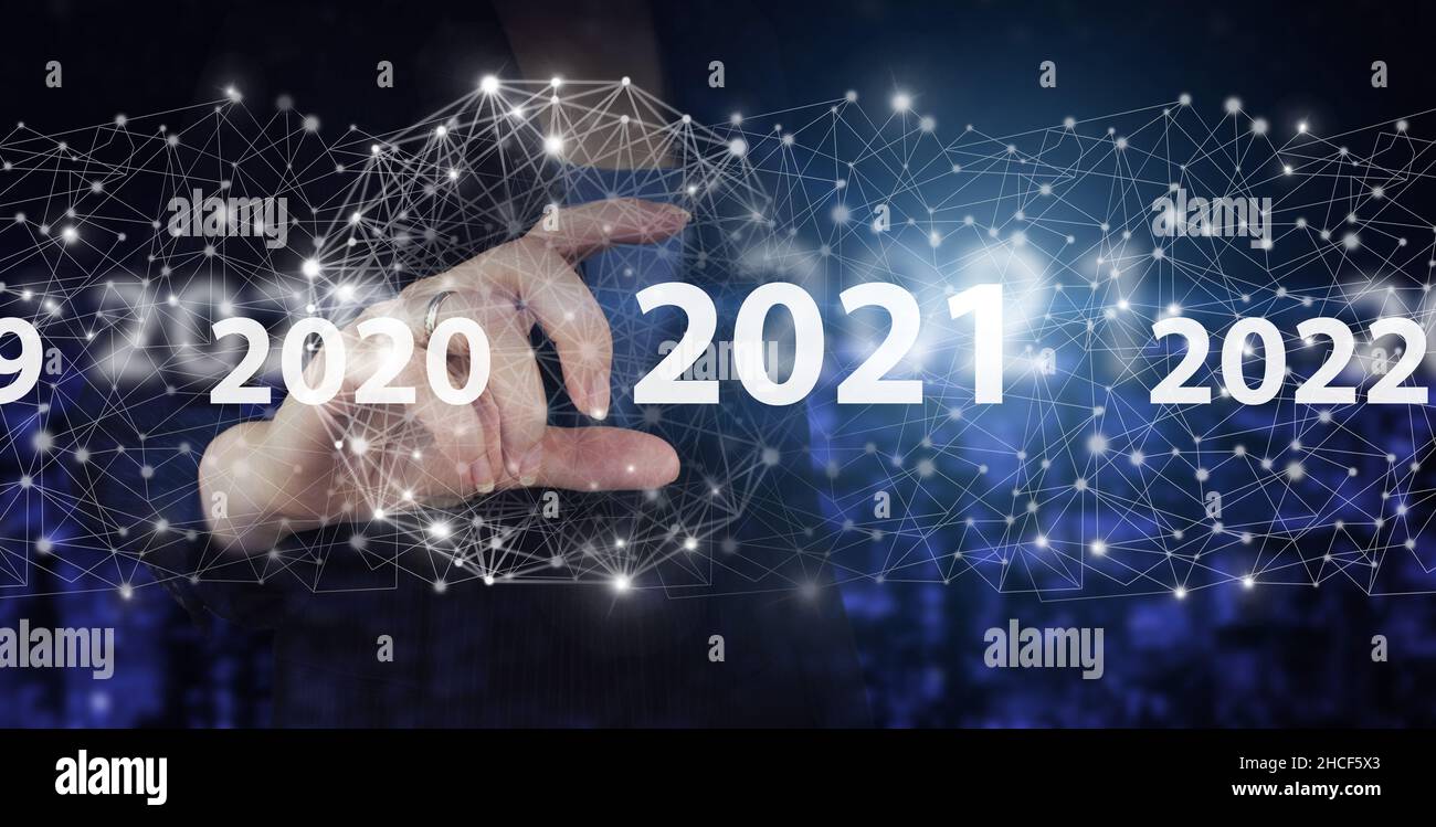 Successo nuovo anno 2021 Concept.Business management,ispirazione concetti idee hand hold digital ologram 2021 sign on city dark blurred background Foto Stock