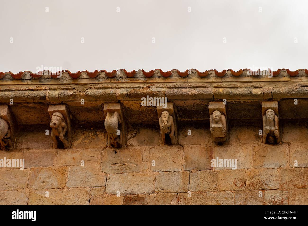 Chiesa romanica collegiata di San Pedro de Cervatos. Foto Stock