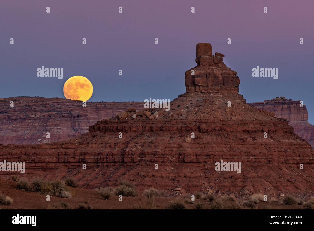 Una luna piena di ottobre sorge sulle buttes nella Valle degli dei, Bears Ears National Monument, Utah. Foto Stock