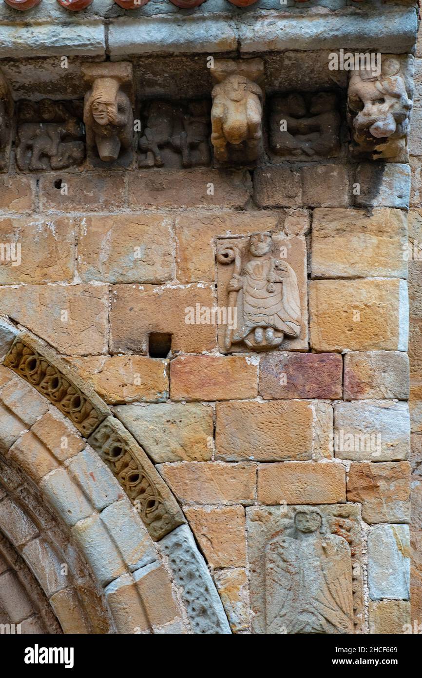 Chiesa romanica collegiata di San Pedro de Cervatos. Foto Stock
