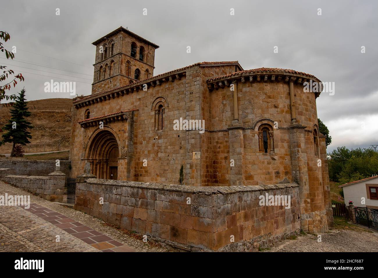Chiesa romanica collegiata di San Pedro de Cervatos. Foto Stock