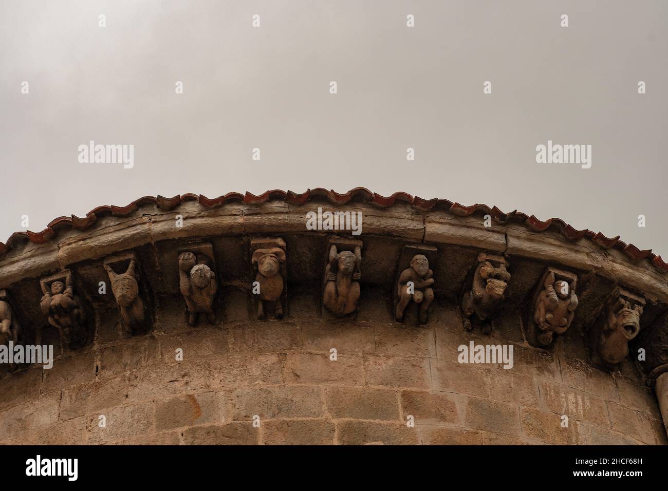 Chiesa romanica collegiata di San Pedro de Cervatos. Foto Stock
