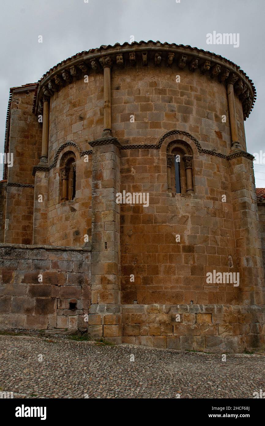 Chiesa romanica collegiata di San Pedro de Cervatos. Foto Stock