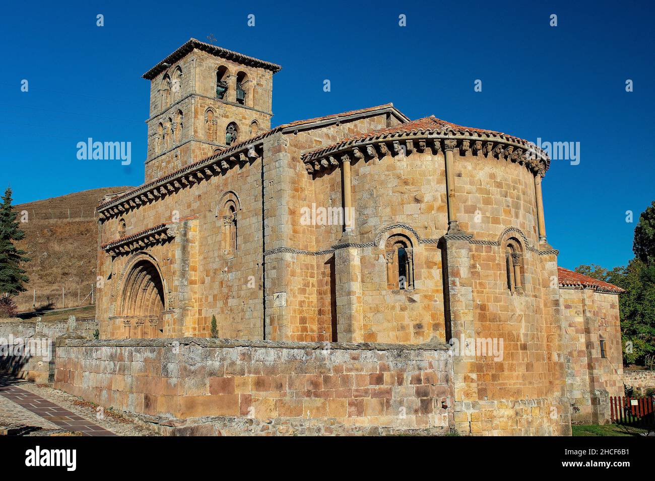 Chiesa romanica collegiata di San Pedro de Cervatos. Foto Stock