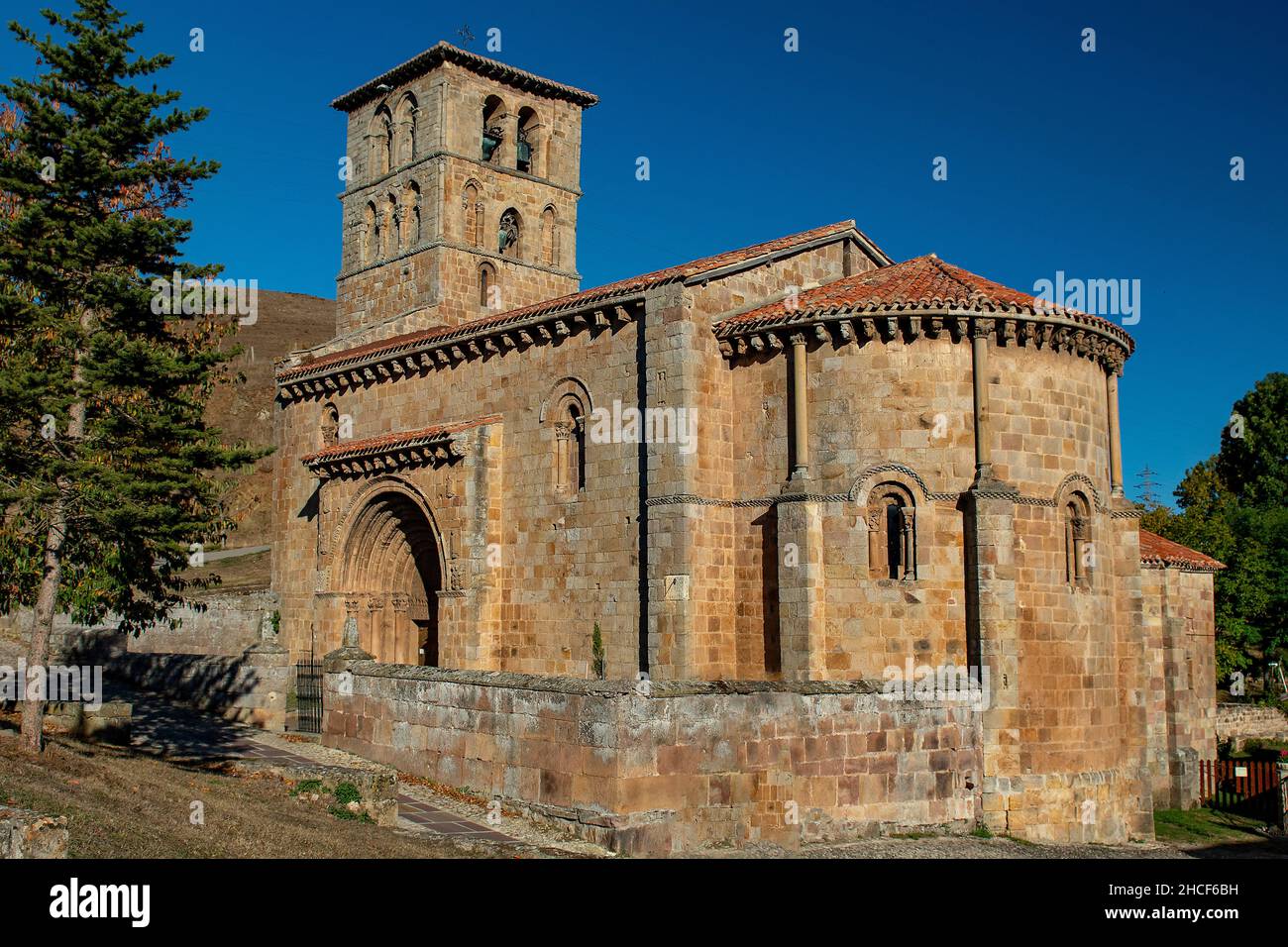 Chiesa romanica collegiata di San Pedro de Cervatos. Foto Stock