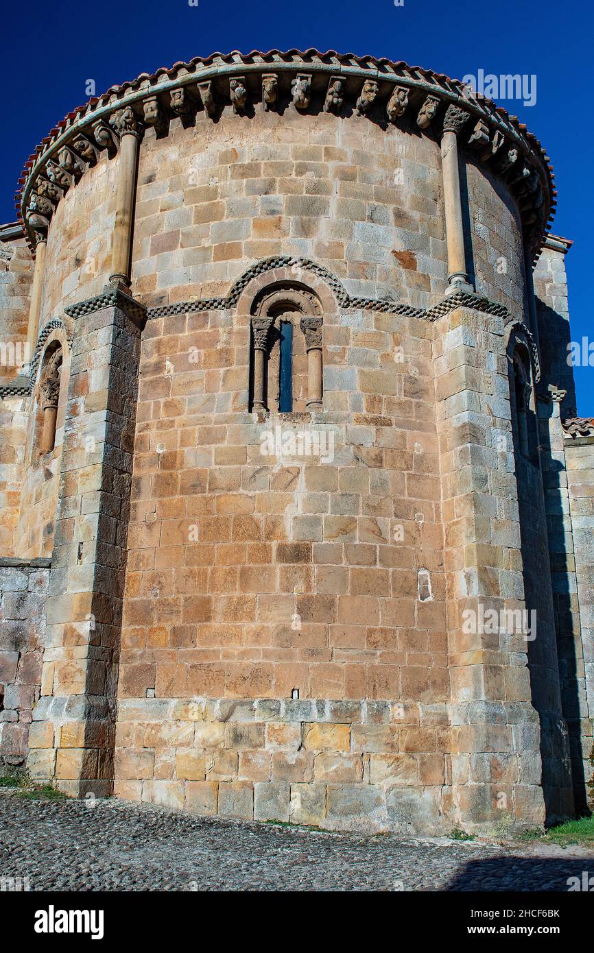 Chiesa romanica collegiata di San Pedro de Cervatos. Foto Stock