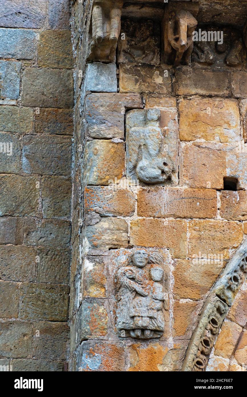 Chiesa romanica collegiata di San Pedro de Cervatos. Foto Stock