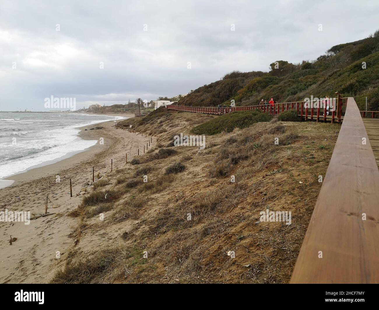 Passerella in legno, Senda Litoral, lungomare di Calahonda, Mijas Costa, provincia di Malaga, Spagna. Foto Stock