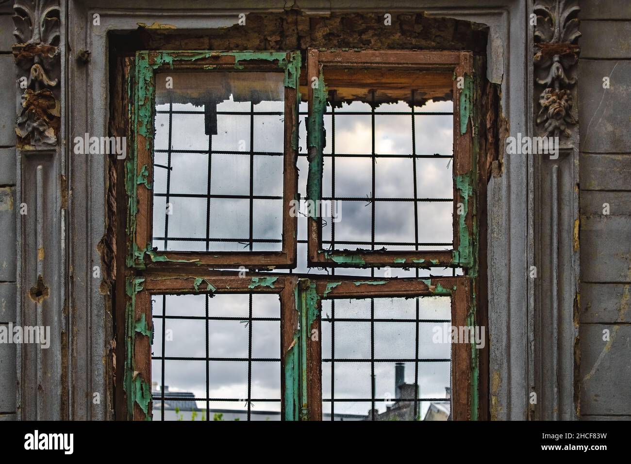 Vista interna di una finestra danneggiata di un vecchio edificio in legno Foto Stock