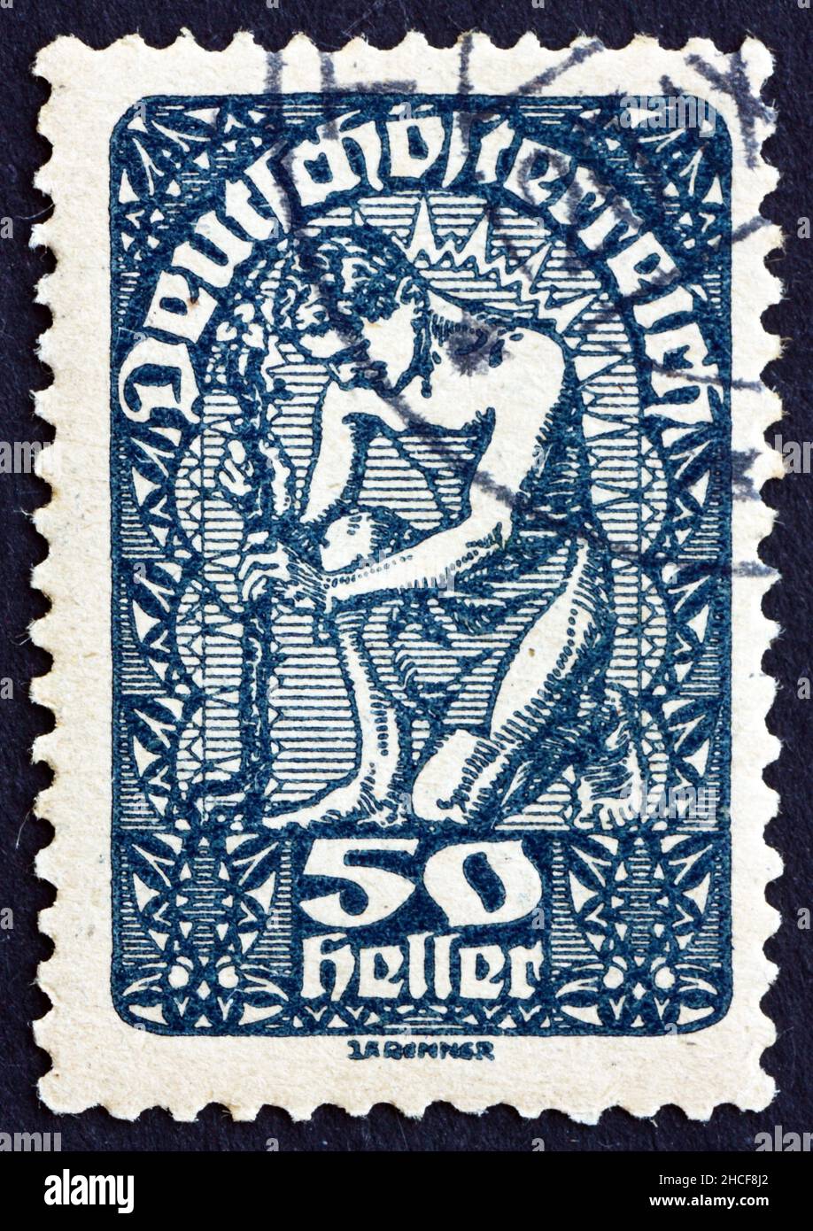 AUSTRIA - CIRCA 1919: Un francobollo stampato in Austria mostra uomo, Allegoria della Nuova Repubblica, Austria, circa 1919 Foto Stock