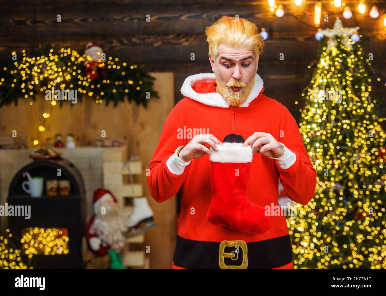 Sorprende Babbo Natale con calzino. Regalo di scorta di Natale. Vacanze invernali, festa di capodanno. Foto Stock