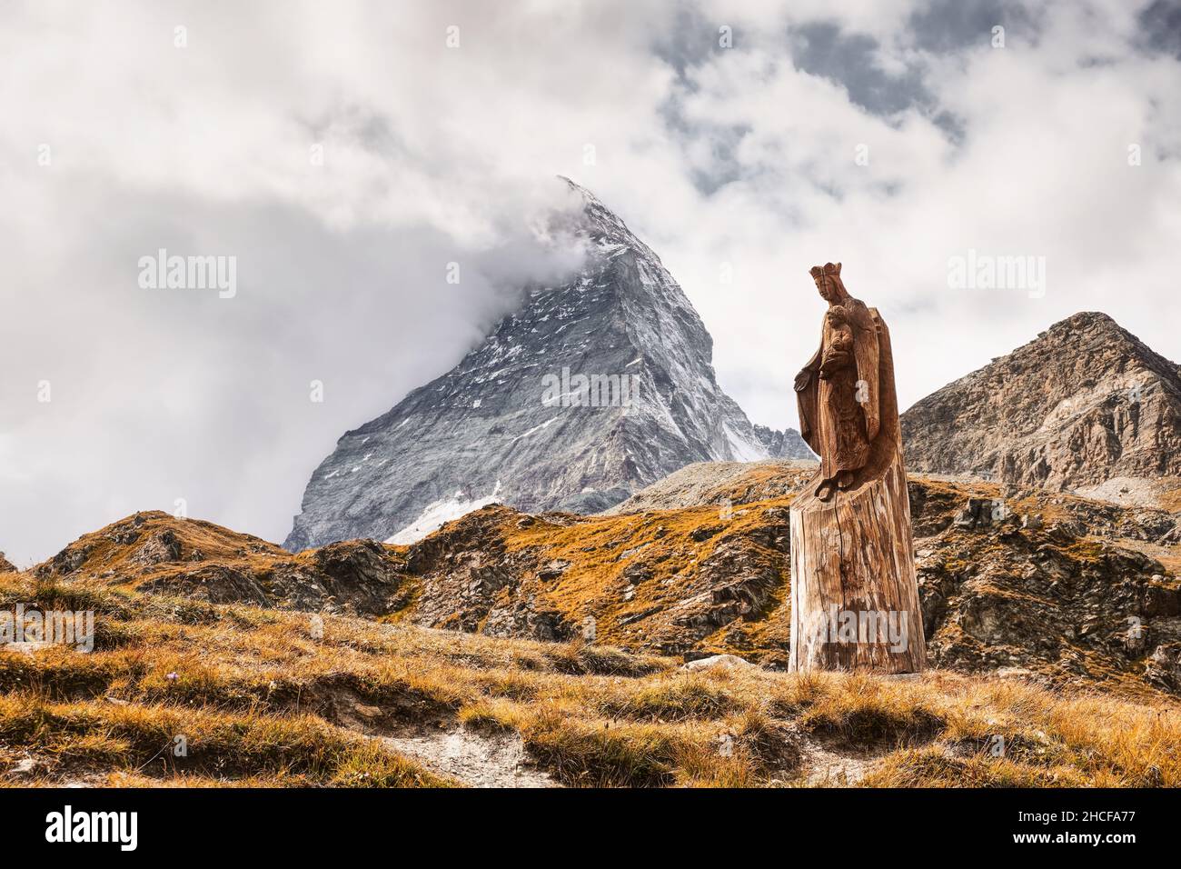 Cervino nelle Alpi svizzere. Iconico punto di riferimento, montagna famosa vicino Zermatt, cantone del Vallese in Svizzera. Foto Stock