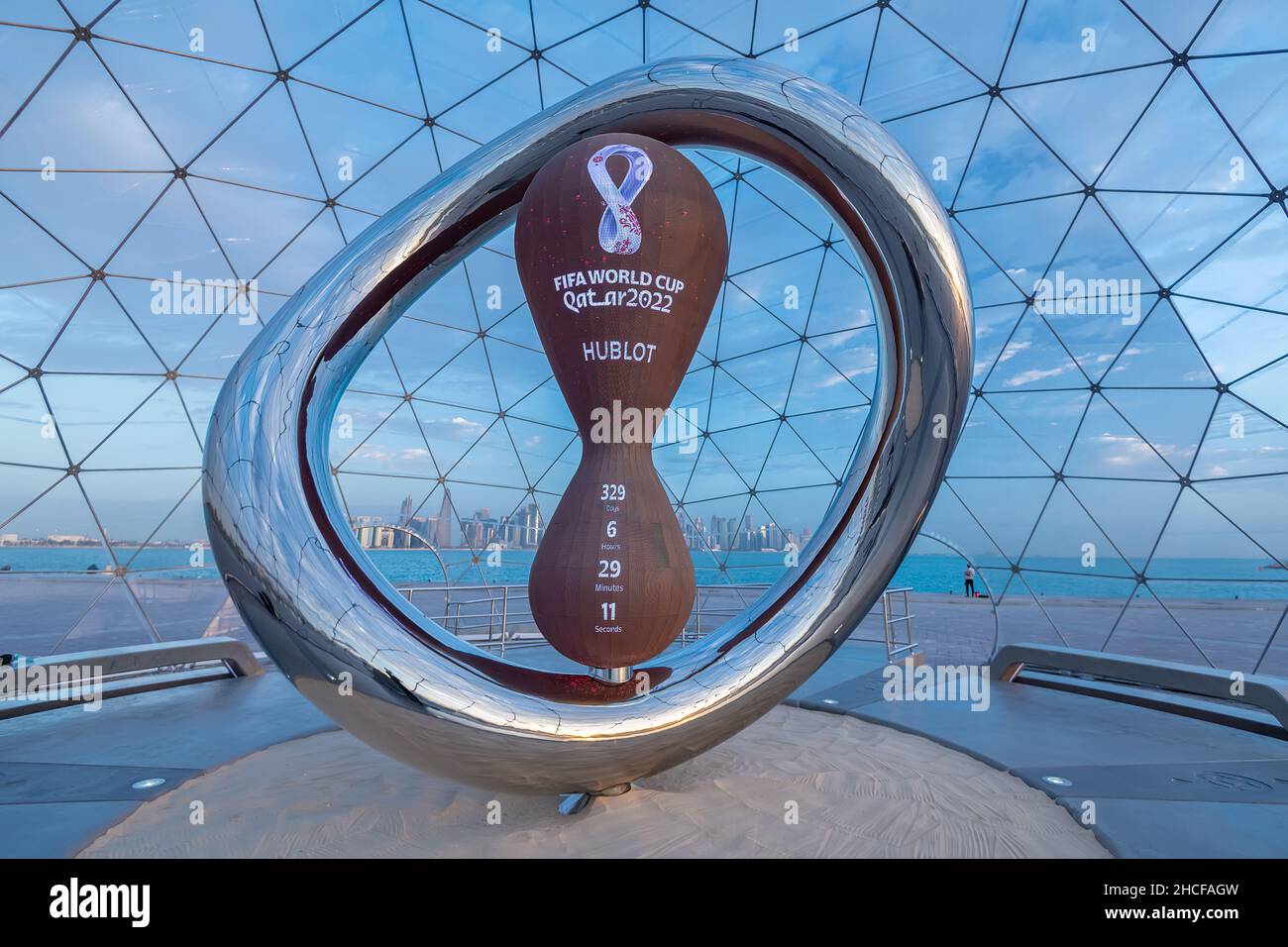 FIFA World Cup Qatar 2022 Official Countdown Clock svelato con un anno a partire Foto Stock