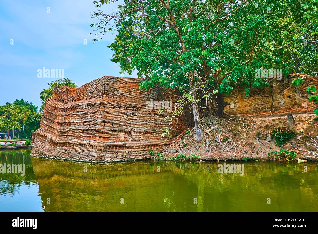 Il Vecchio Mato della Città e il rovinato si Phum Corner della fortezza medievale di Chiang mai, Thailandia Foto Stock