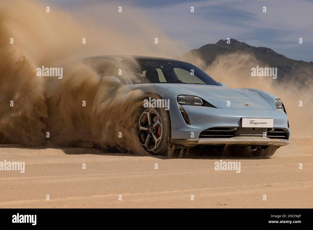 Città del Capo, Sudafrica. 16th Nov 2021. Il Taycan Porsche visto in azione il re del Point sparare film a Città del Capo. Il Taycan è un'auto sportiva elettrica a batteria e un freno di tiro prodotto dal costruttore tedesco di automobili Porsche. Credit: Red Bull Media/ZUMA Press Wire Service/ZUMAPRESS.com/Alamy Live News Foto Stock