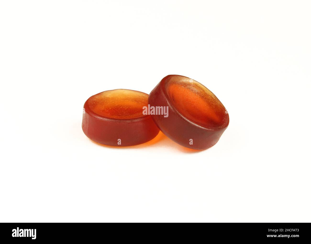 Caramelle a forma di bottone marrone gommoso isolato su sfondo bianco. Gelatine trattare il gusto di Cola Foto Stock