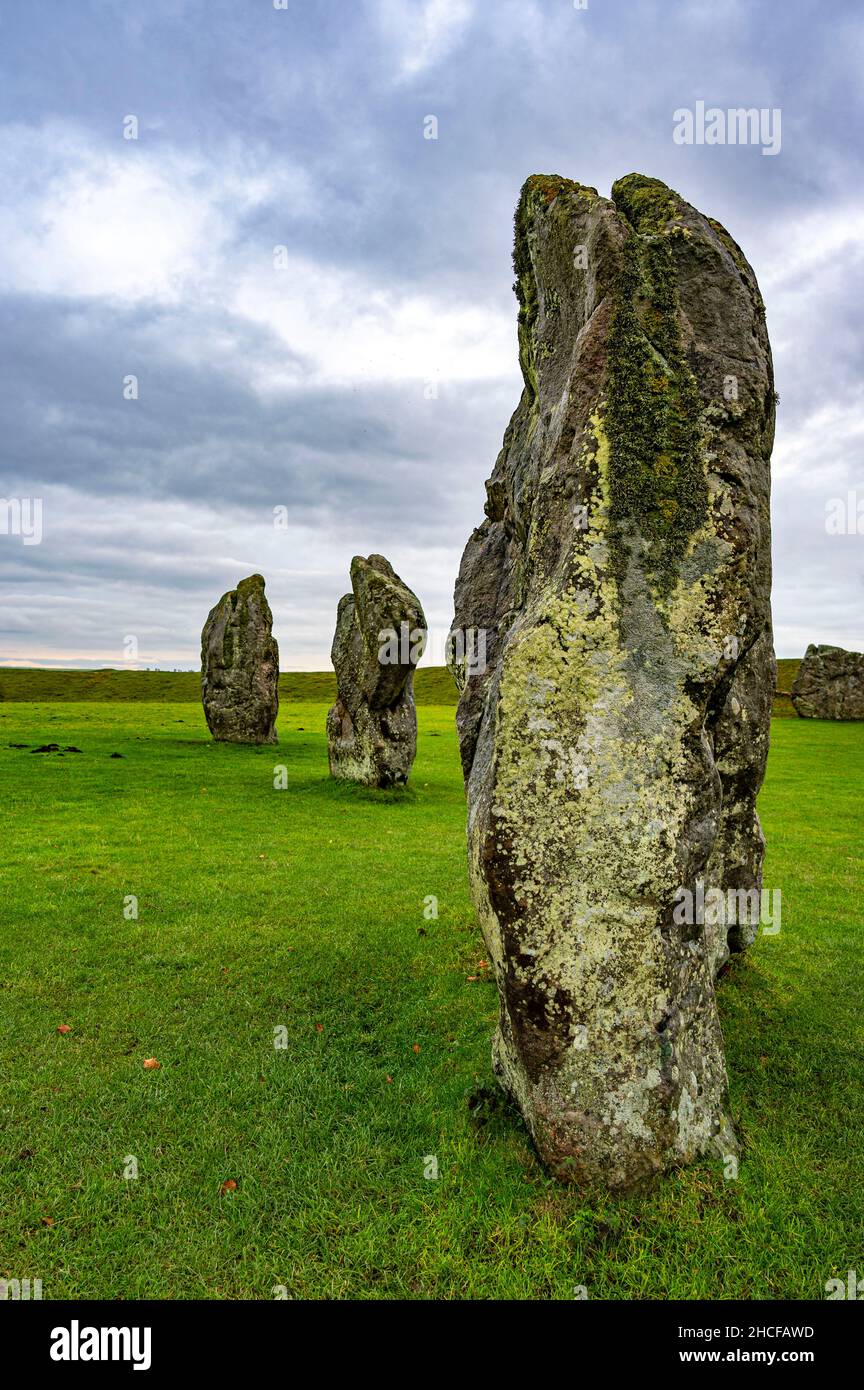 Cerchio di pietra di Avebury sotto cielo nuvoloso Foto Stock