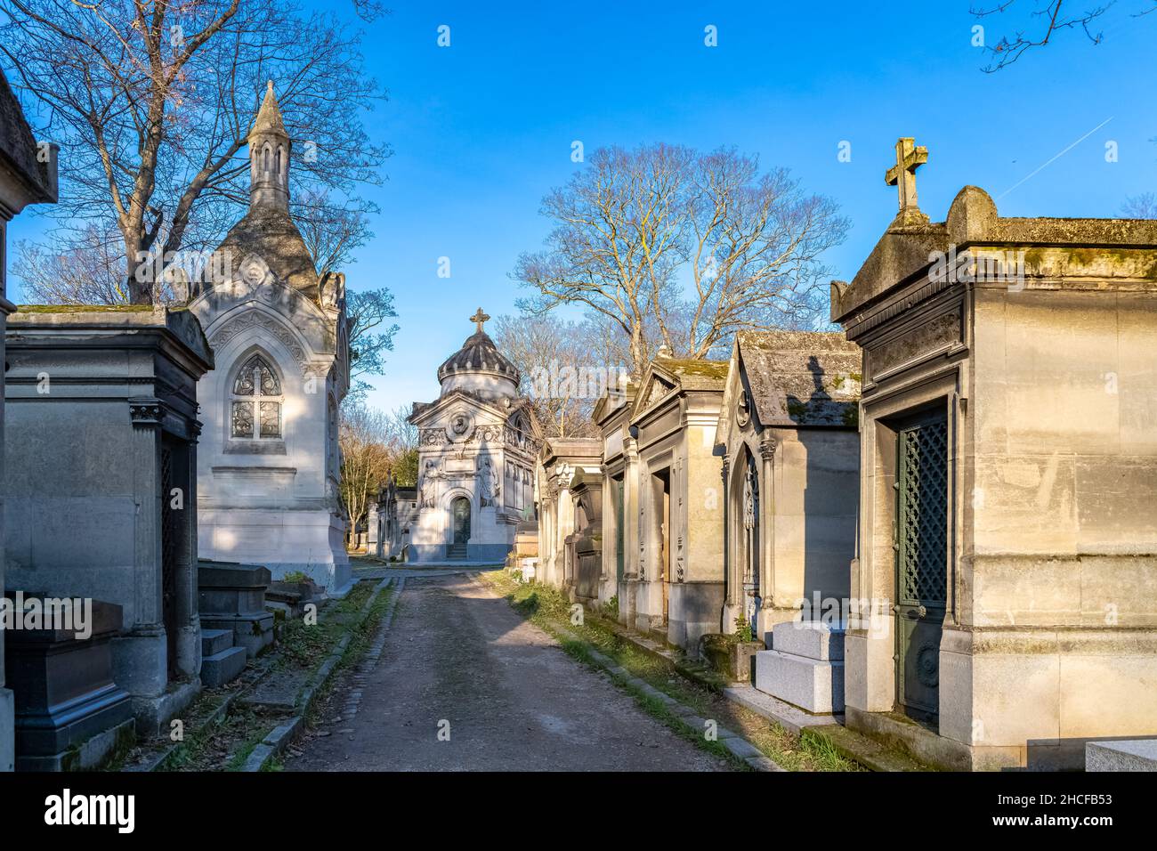 Parigi, il cimitero di Pere-Lachaise, vicolo lastricato con tombe in inverno Foto Stock