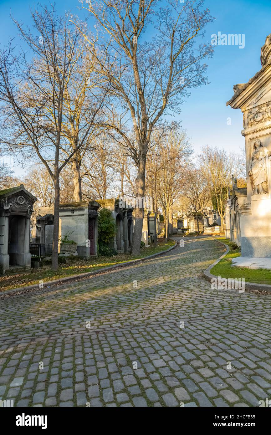 Parigi, il cimitero di Pere-Lachaise, vicolo lastricato con tombe in inverno Foto Stock